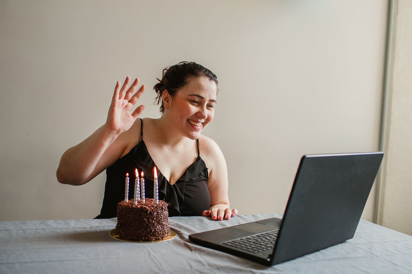 Due persone che ridono insieme tramite un'interfaccia di video chat