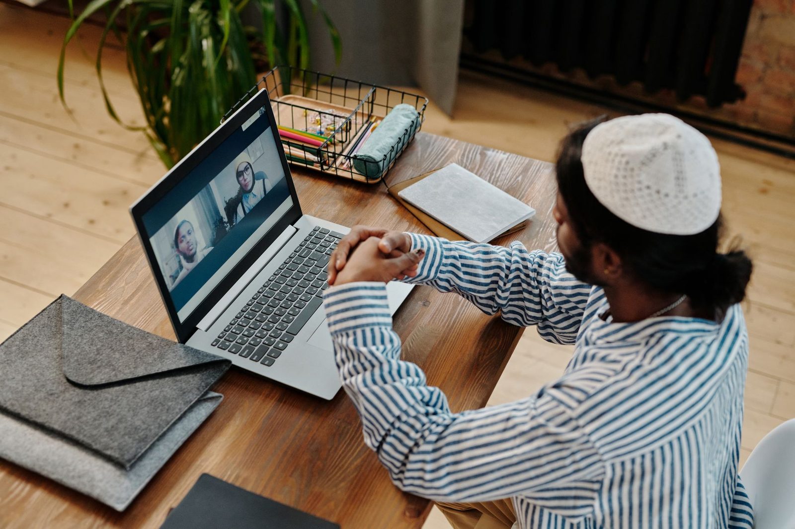 Una persona che discute con entusiasmo via webcam
