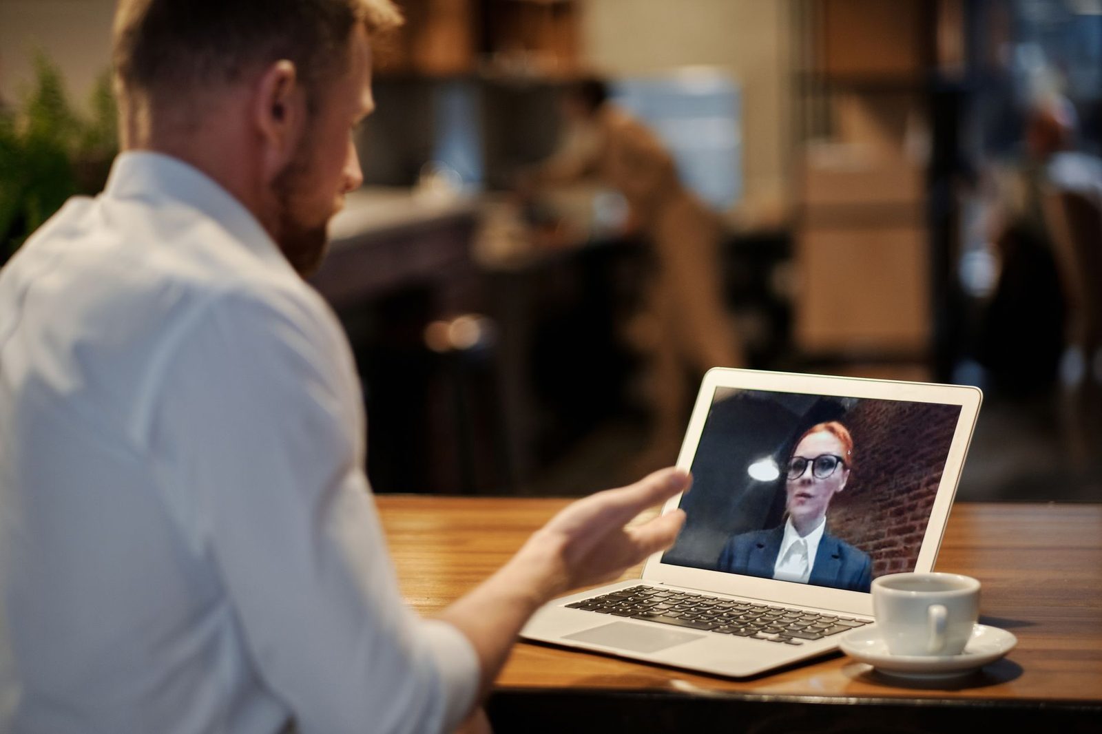 Due persone collegate visivamente tramite webcam