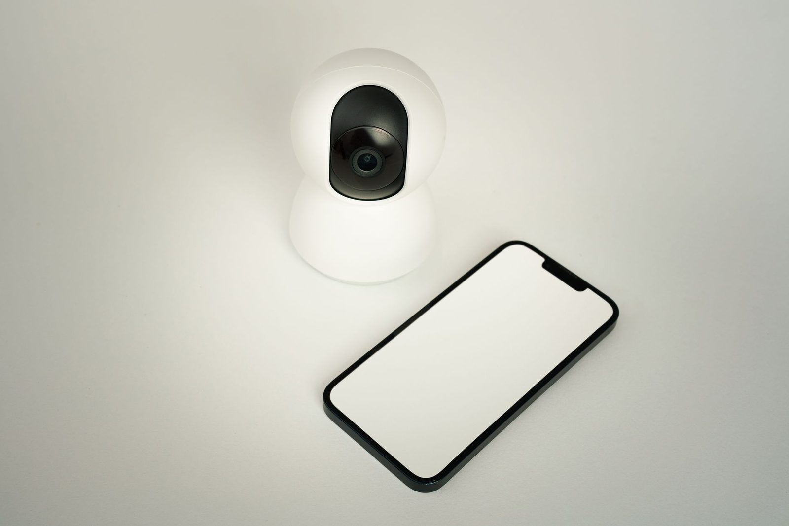 Una persona utilizzando un computer per discutere con uno sconosciuto